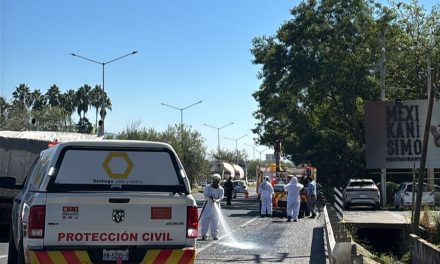 PROTECCIÓN CIVIL SANTIAGO ATIENDE DERRAME DE MIEL SOBRE LA CARRETERA NACIONAL