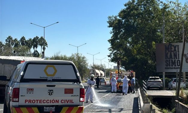 PROTECCIÓN CIVIL SANTIAGO ATIENDE DERRAME DE MIEL SOBRE LA CARRETERA NACIONAL