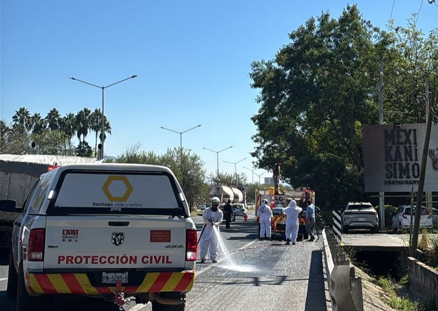 PROTECCIÓN CIVIL SANTIAGO ATIENDE DERRAME DE MIEL SOBRE LA CARRETERA NACIONAL