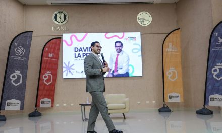 DAVID DE LA PEÑA COMPARTE EXPERIENCIA DE LIDERAZGO CON JÓVENES DEL CIDEB UANL