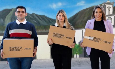 MELISA PEÑA ENTREGA COMPUTADORAS A ESTUDIANTES DE SECUNDARIA EN ABASOLO