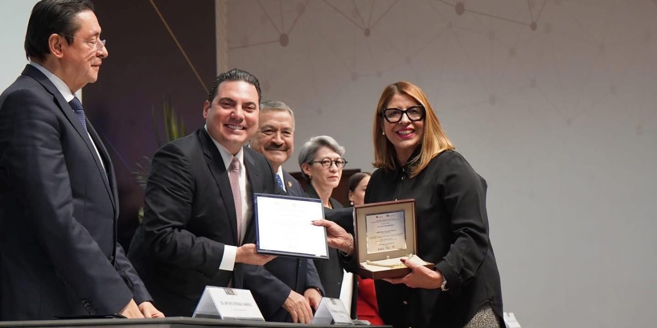 GUILLERMINA ALVARADO RECIBE MEDALLA “JOSÉ MARÍA PARÁS BALLESTEROS” POR TRAYECTORIA PROFESIONAL