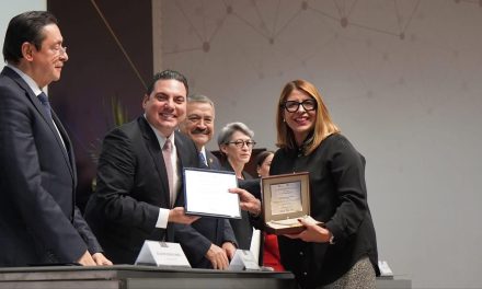 GUILLERMINA ALVARADO RECIBE MEDALLA “JOSÉ MARÍA PARÁS BALLESTEROS” POR TRAYECTORIA PROFESIONAL