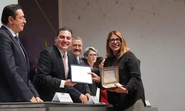 GUILLERMINA ALVARADO RECIBE MEDALLA “JOSÉ MARÍA PARÁS BALLESTEROS” POR TRAYECTORIA PROFESIONAL