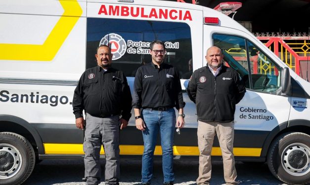DAVID DE LA PEÑA ENTREGA NUEVA AMBULANCIA PARA FORTALECER ATENCIÓN MÉDICA EN SANTIAGO