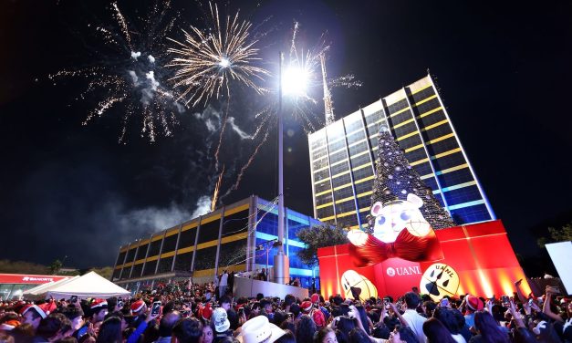 SANTOS GUZMÁN CELEBRA EL ENCENDIDO DEL PINO NAVIDEÑO UANL 2025