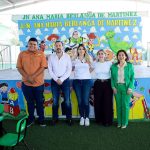 MELISA PEÑA Y REYNALDO CANTÚ LLEVAN NUEVO MOBILIARIO A AULAS DE ABASOLO