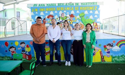 MELISA PEÑA Y REYNALDO CANTÚ LLEVAN NUEVO MOBILIARIO A AULAS DE ABASOLO