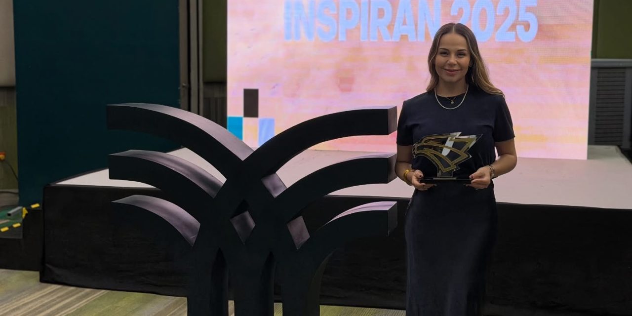 AILE TAMEZ RECIBE RECONOCIMIENTO POR SU RESPALDO A LA JUVENTUD DE TECMILENIO LAS TORRES