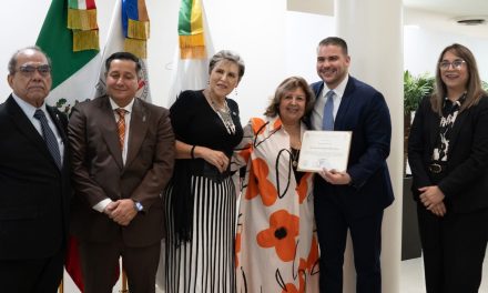 DRA. IRMA EVANGELINA OLIVA GARZA DESTACA SU VISIÓN EN CULTURA FISCAL Y RECIBE RECONOCIMIENTO EN LA FACDYC