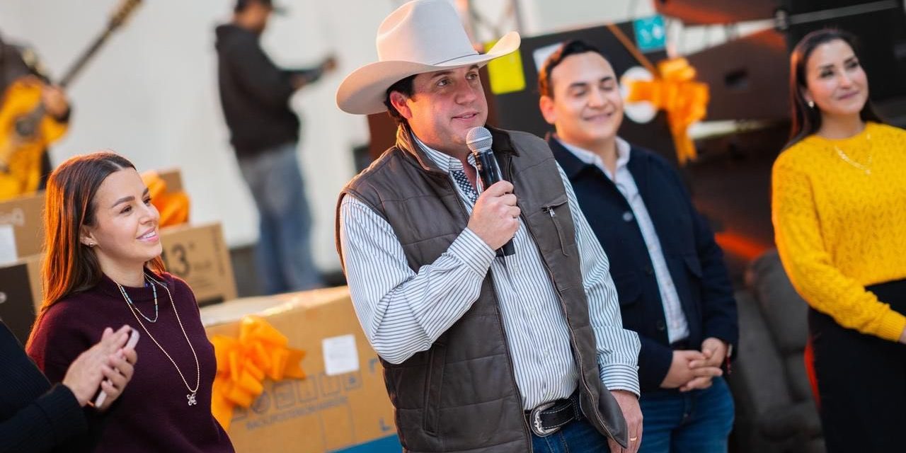 RAÚL CANTÚ Y NELLY GARZA REÚNEN A MÁS DE MIL ADULTOS MAYORES EN POSADA NAVIDEÑA