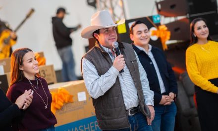 RAÚL CANTÚ Y NELLY GARZA REÚNEN A MÁS DE MIL ADULTOS MAYORES EN POSADA NAVIDEÑA