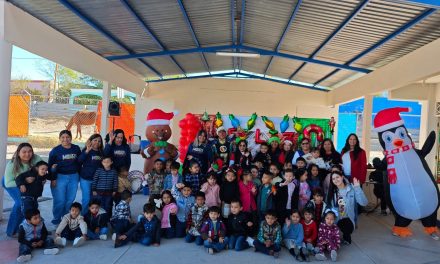ADRIANA MARTÍNEZ LLEVA MAGIA NAVIDEÑA A NIÑAS Y NIÑOS DE LAMPAZOS
