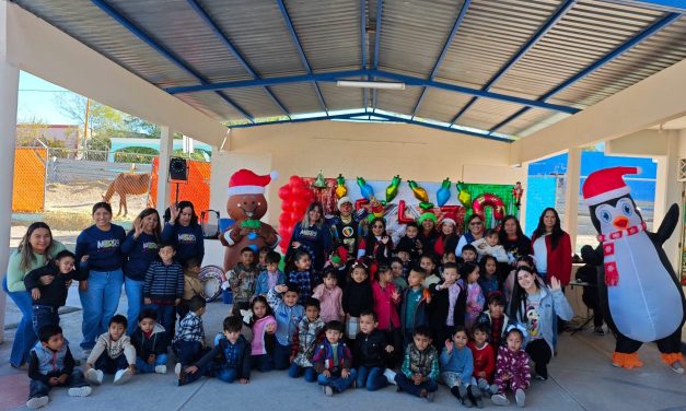ADRIANA MARTÍNEZ LLEVA MAGIA NAVIDEÑA A NIÑAS Y NIÑOS DE LAMPAZOS