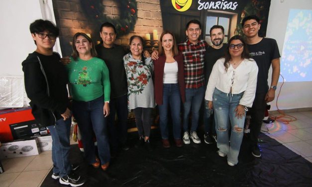 CLARA LUZ FLORES ACOMPAÑA POSADA DE ÁMATE ESCOBEDO