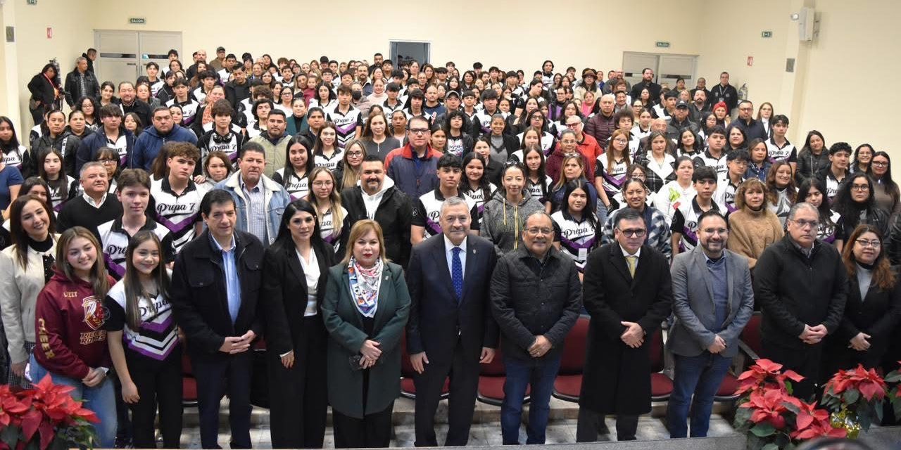 ANDRÉS MIJES ENTREGA BECAS A ESTUDIANTES DE ESCOBEDO EN LA PREPA 7 DE LA UANL