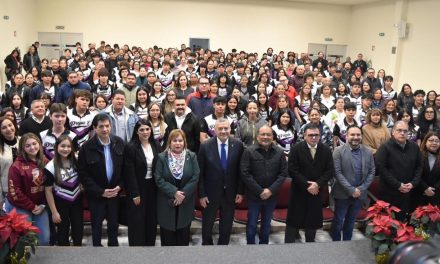 ANDRÉS MIJES ENTREGA BECAS A ESTUDIANTES DE ESCOBEDO EN LA PREPA 7 DE LA UANL