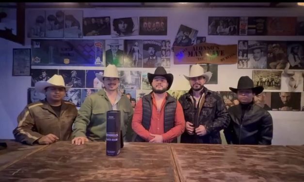 ADRIANA MARTÍNEZ ANUNCIA GRAN BAILE DE FIN DE AÑO EN LAMPAZOS