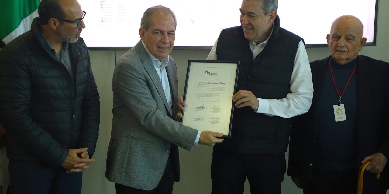 PARECE CHISTE… PERO LA ASOCIACIÓN DE URBANISTAS LE OTORGA UN PREMIO A QUIEN TIENE A NL EN CRISIS DE MOVILIDAD: ¡HERNÁN VILLARREAL!