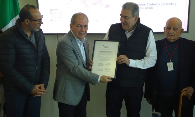 PARECE CHISTE… PERO LA ASOCIACIÓN DE URBANISTAS LE OTORGA UN PREMIO A QUIEN TIENE A NL EN CRISIS DE MOVILIDAD: ¡HERNÁN VILLARREAL!