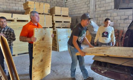 BALTAZAR MARTÍNEZ MONTEMAYOR ENTREGA APOYOS DE VIVIENDA CON “JUNTOS CRECEMOS”