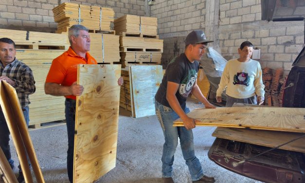 BALTAZAR MARTÍNEZ MONTEMAYOR ENTREGA APOYOS DE VIVIENDA CON “JUNTOS CRECEMOS”
