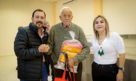 REYNALDO CANTÚ Y DORA VILLARREAL CELEBRAN LA NAVIDAD JUNTO A ADULTOS MAYORES DE ABASOLO