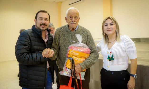 REYNALDO CANTÚ Y DORA VILLARREAL CELEBRAN LA NAVIDAD JUNTO A ADULTOS MAYORES DE ABASOLO