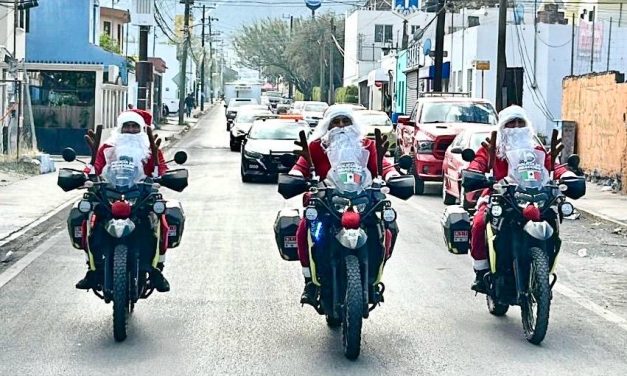 SANTA CATARINA ARRANCA TEMPORADA FESTIVA CON EL RECORRIDO DE “POLIS CLAUS”