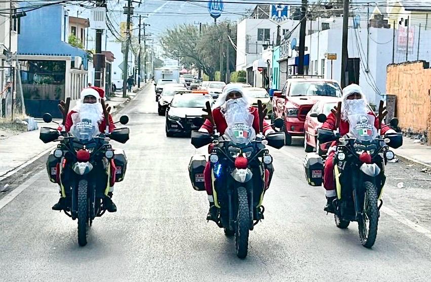 SANTA CATARINA ARRANCA TEMPORADA FESTIVA CON EL RECORRIDO DE “POLIS CLAUS”