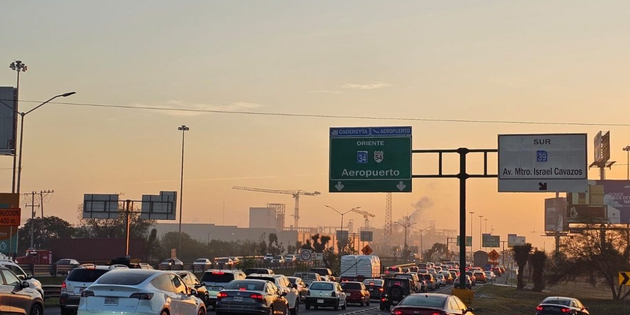 REGISTRAN FILAS Y RETRASOS EN CASETA AL AEROPUERTO TRAS REACTIVAR PEAJE