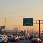 REGISTRAN FILAS Y RETRASOS EN CASETA AL AEROPUERTO TRAS REACTIVAR PEAJE