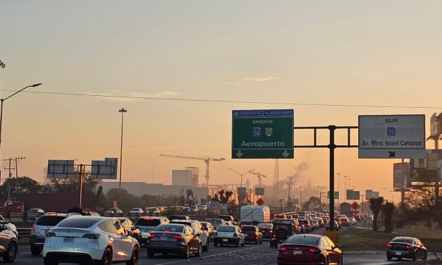 REGISTRAN FILAS Y RETRASOS EN CASETA AL AEROPUERTO TRAS REACTIVAR PEAJE