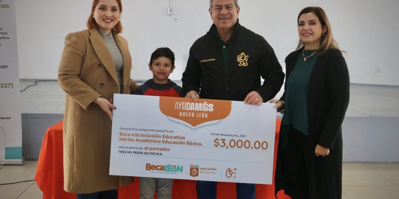 ENTREGA BALTAZAR MARTÍNEZ MONTEMAYOR 66 BECAS EDUCATIVAS A ESTUDIANTES DE CERRALVO