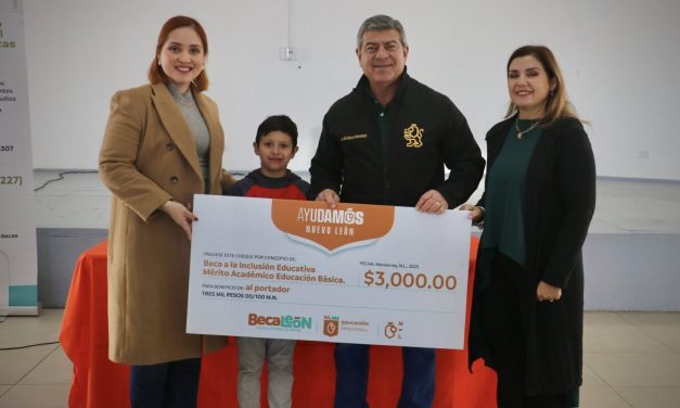 ENTREGA BALTAZAR MARTÍNEZ MONTEMAYOR 66 BECAS EDUCATIVAS A ESTUDIANTES DE CERRALVO