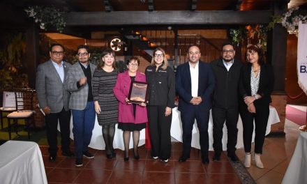 GUILLERMINA ALVARADO FORMALIZA ACREDITACIÓN DE GRUPO UNIVERSITARIO BATA ANTE CONOCER