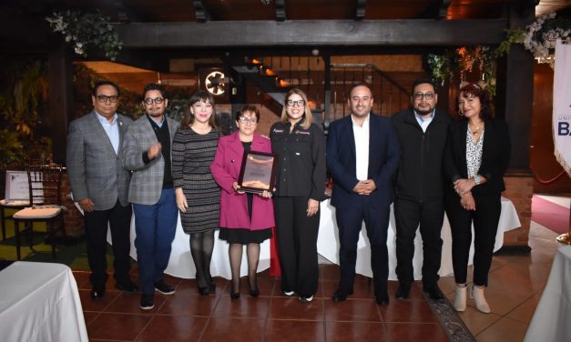 GUILLERMINA ALVARADO FORMALIZA ACREDITACIÓN DE GRUPO UNIVERSITARIO BATA ANTE CONOCER