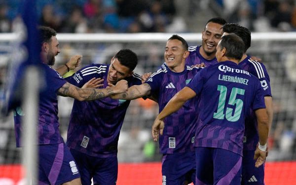 LEYENDAS DEL FÚTBOL MEXICANO SE IMPONEN EN UNA NOCHE ÉPICA EN EL GIGANTE DE ACERO