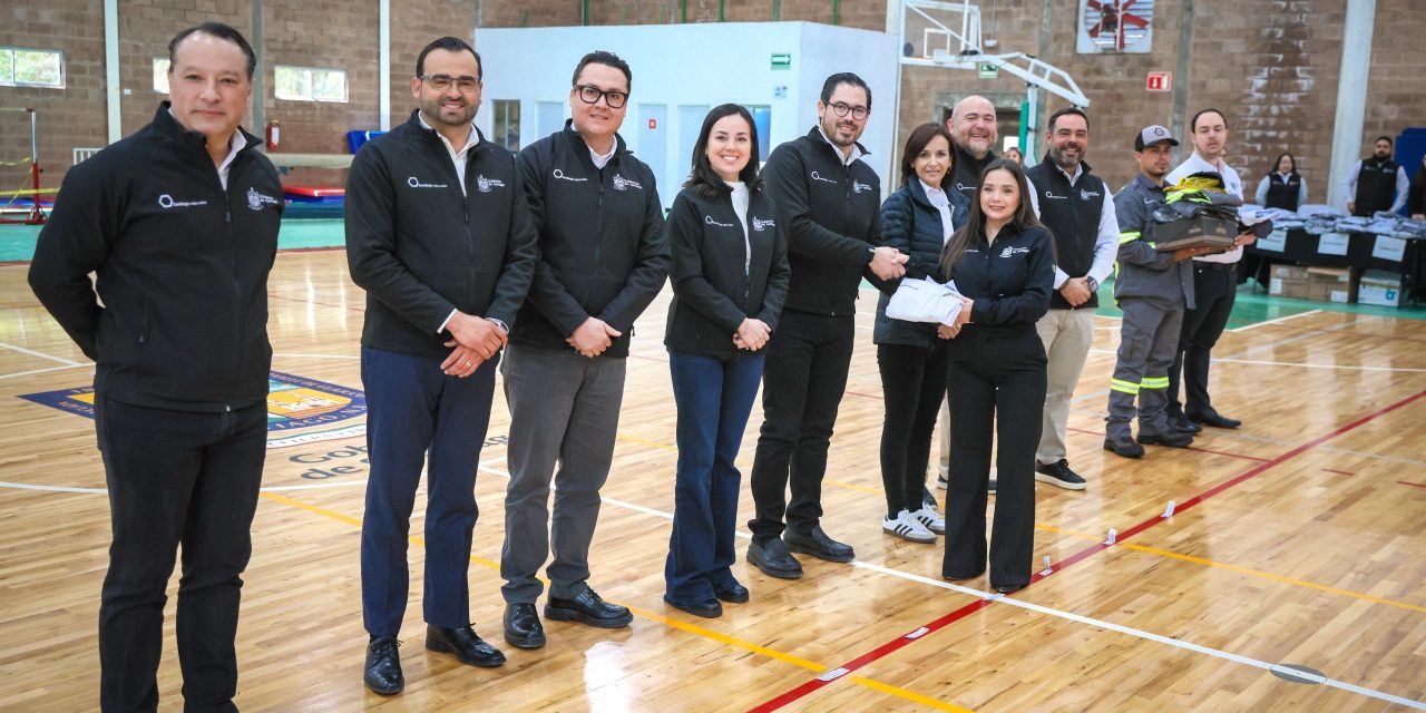 DAVID DE LA PEÑA ENTREGA UNIFORMES A EMPLEADOS MUNICIPALES DE SANTIAGO