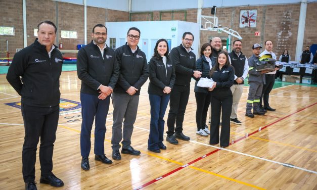 DAVID DE LA PEÑA ENTREGA UNIFORMES A EMPLEADOS MUNICIPALES DE SANTIAGO