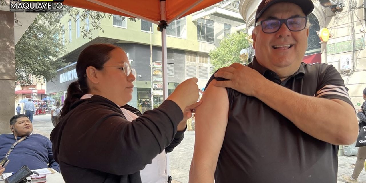 DECENAS DE PERSONAS ACUDEN AL PALACIO DE MONTERREY PARA VACUNARSE