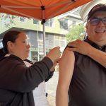 DECENAS DE PERSONAS ACUDEN AL PALACIO DE MONTERREY PARA VACUNARSE