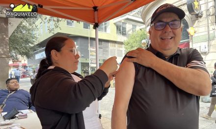 DECENAS DE PERSONAS ACUDEN AL PALACIO DE MONTERREY PARA VACUNARSE