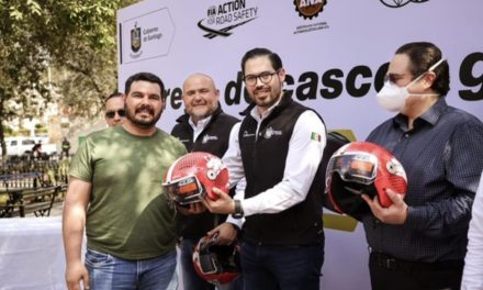 DAVID DE LA PEÑA ENTREGA CASCOS CERTIFICADOS PARA FORTALECER LA SEGURIDAD DE MOTOCICLISTAS EN SANTIAGO