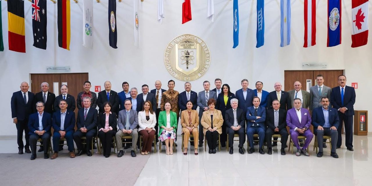 SANTOS GUZMÁN FORTALECE VÍNCULOS INTERNACIONALES DE LA UANL CON CUERPO CONSULAR