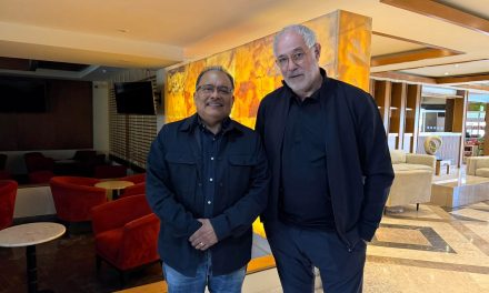 ANDRÉS MIJES CONECTA AL FÚTBOL CON LA REFLEXIÓN CULTURAL JUNTO A ANDONI ZUBIZARRETA