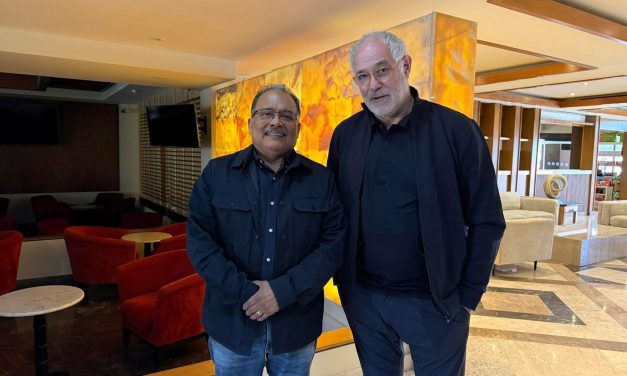 ANDRÉS MIJES CONECTA AL FÚTBOL CON LA REFLEXIÓN CULTURAL JUNTO A ANDONI ZUBIZARRETA