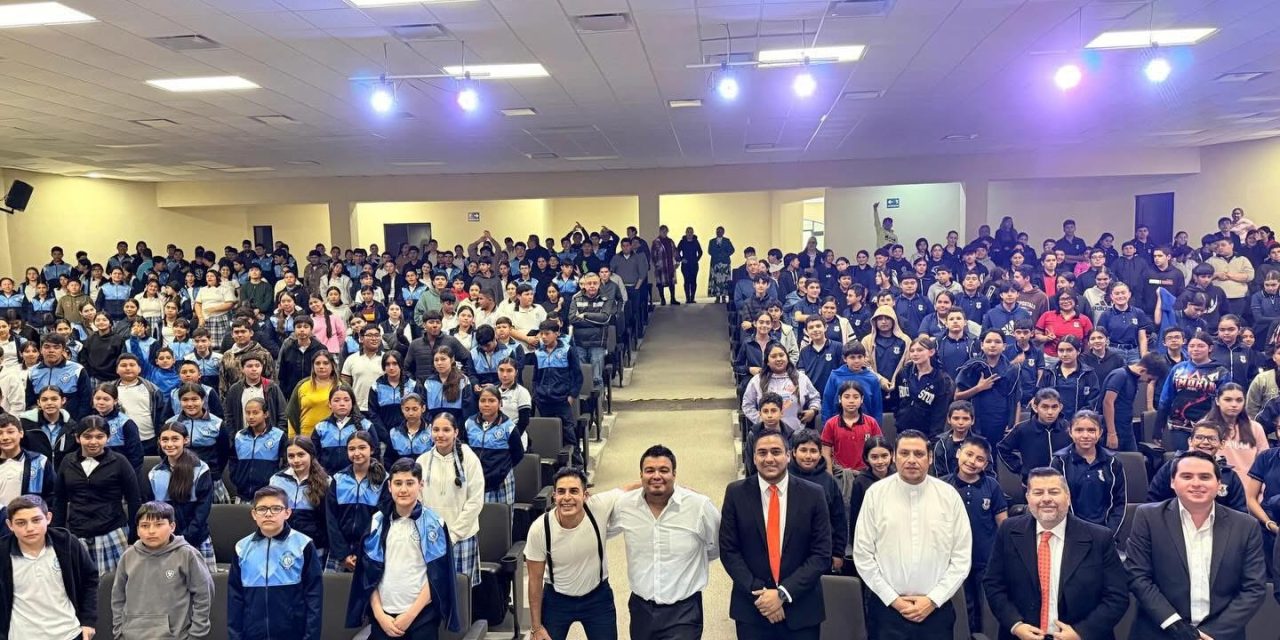 DAVID SÁNCHEZ QUINTANILLA LLEVA A PLANTELES OBRA SOBRE CONSUMOS DE RIESGO EN ADOLESCENTES