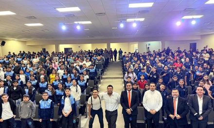 DAVID SÁNCHEZ QUINTANILLA LLEVA A PLANTELES OBRA SOBRE CONSUMOS DE RIESGO EN ADOLESCENTES