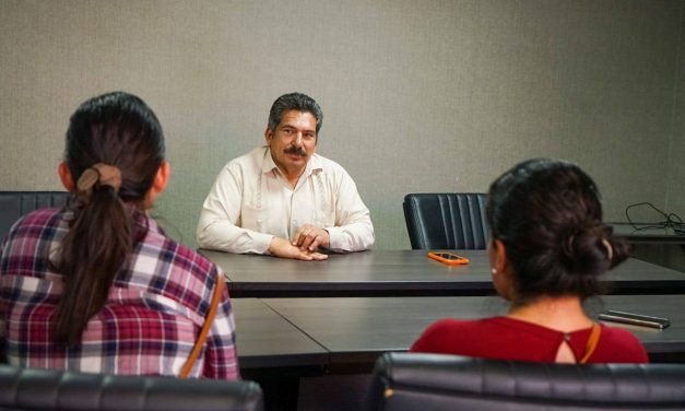 FRANCISCO ESQUIVEL DA ATENCIÓN DIRECTA A CIUDADANOS Y ENTREGA APOYOS EN PESQUERÍA